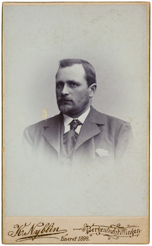 Portrett bilde av "Hans Rue Døsen ...(?) 1898"