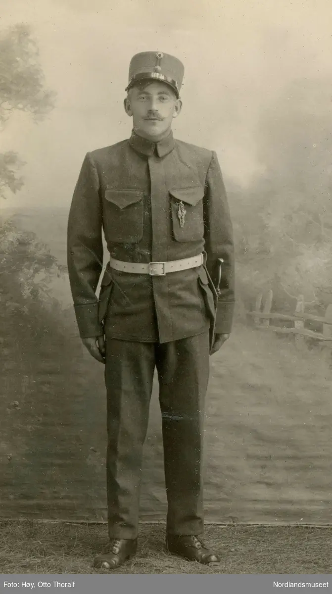 Portrett av ukjent mann i uniform.