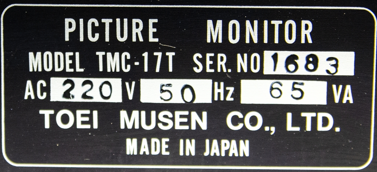 Monitor TMC-17T, tillverkad av TOEI Musen CO., LTD. i Japan. Föremålet består av rektangulär låda av grå plåt med svart plastkant runt skärmen. På framsidan finns 5 olika knappar för att styra enheten och på baksidan en strömkabel och olika anslutningar för bildingång och ljudutgång.
