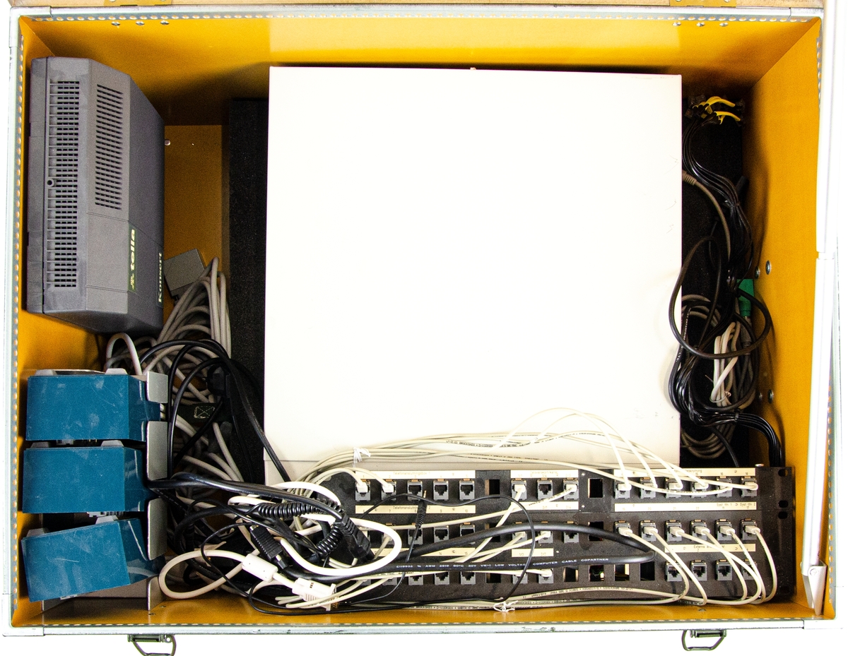 Utbildningsutrustning Typ 3, LOMOS/S. Kolli 1 av 2. En låda innehållande materiel för utbildning av luftobservatörer. Innehåll enligt inventarielista: 1 st dator, 1 st tangentbord, 1 st mus, 2 st telefonväxel, 3 st telefonanslutningsbox, 1 st modularpanel samt 1 st eluttagslist. Förvarat, och till viss del monterat, i en rektangulärformad låda i miltärgrönt utförande. Lådan är märkt med: "OBS UTB.UTR. TYP 3 LOMOS/S M8331-005310 KOLLI 1".