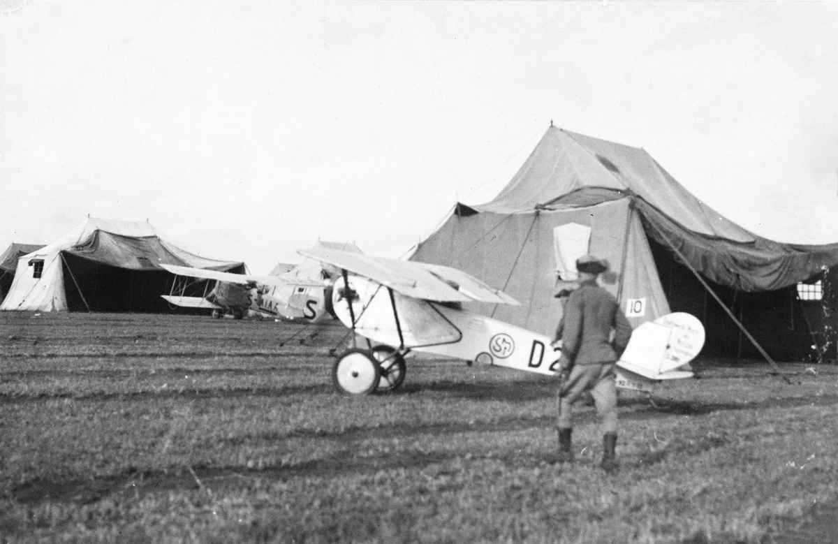 Tälthangarer och flygplan vid Internationella luftfartsutställningen i Göteborg, ILUG, 1923. I förgrunden ett tyskt sportflygplan Stahlwerk Mark R III. I bakgrunden Nils Söderbergs flygplan Breguet XIV med vilken han vann ankomsttävlingen.