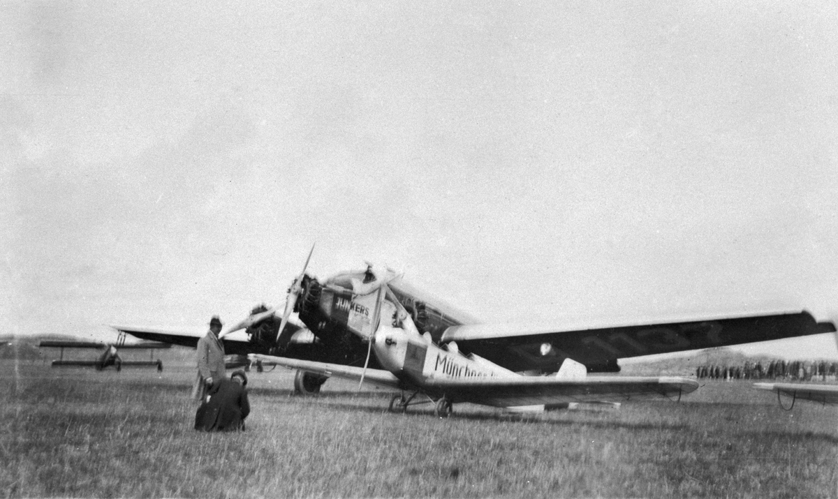 Tyska flygplan Junkers Ju 52 och Klemm 25 står på ett flygfält, omkring ...