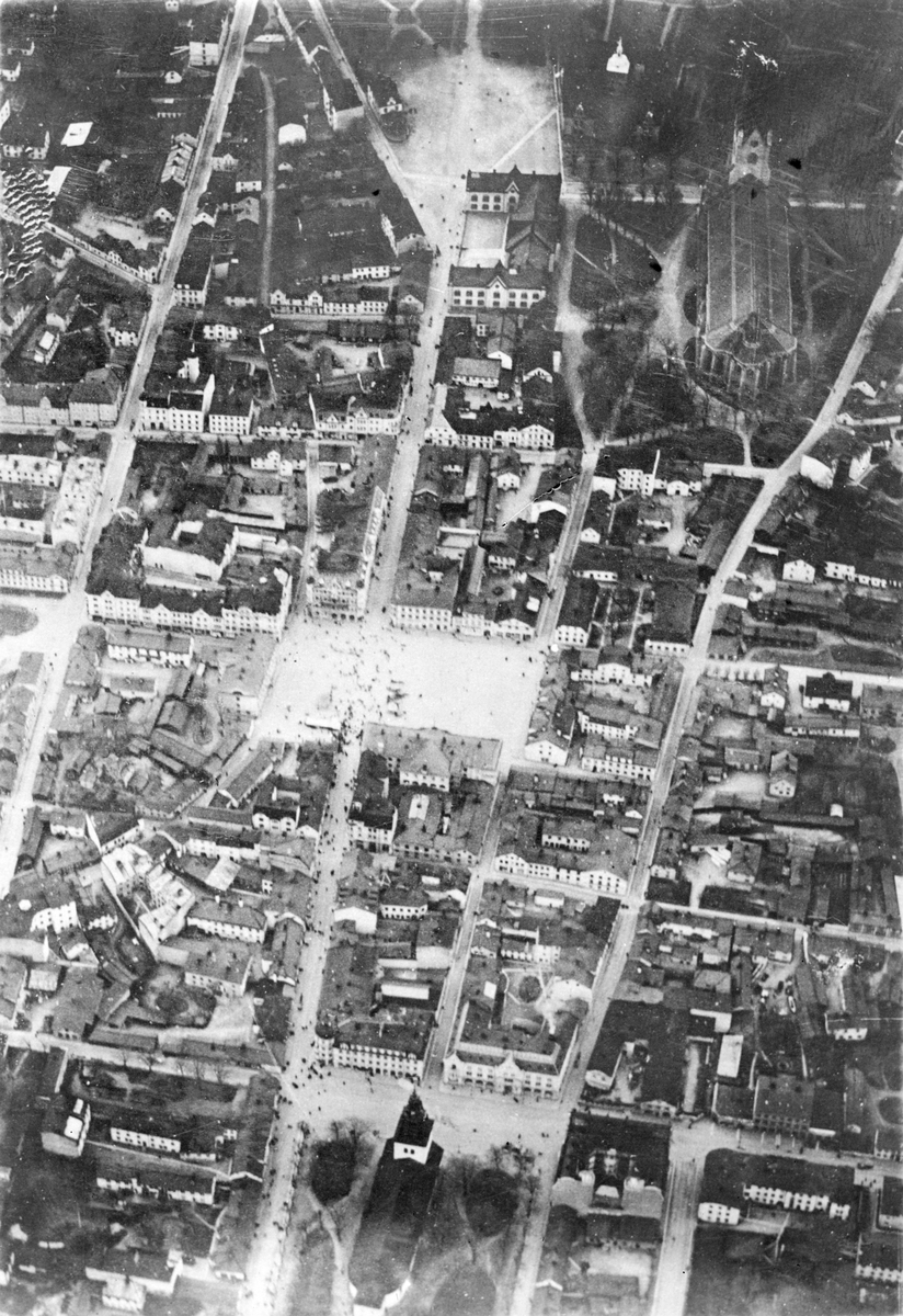 Flygfotografi av centrala Linköping från öster, 1925. St Larskyrkan nederst, Stora torget i mitten och Domkyrkan överst i bild. Lodbild från 3000 meters höjd.