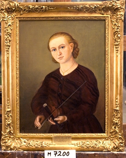 Oljemålning på duk.
Operasångerskan Christina Nilsson som ung med sin fiol. 
Midjebild, halvprofil. 
Kopia av Adelaide Leuhusens målning.