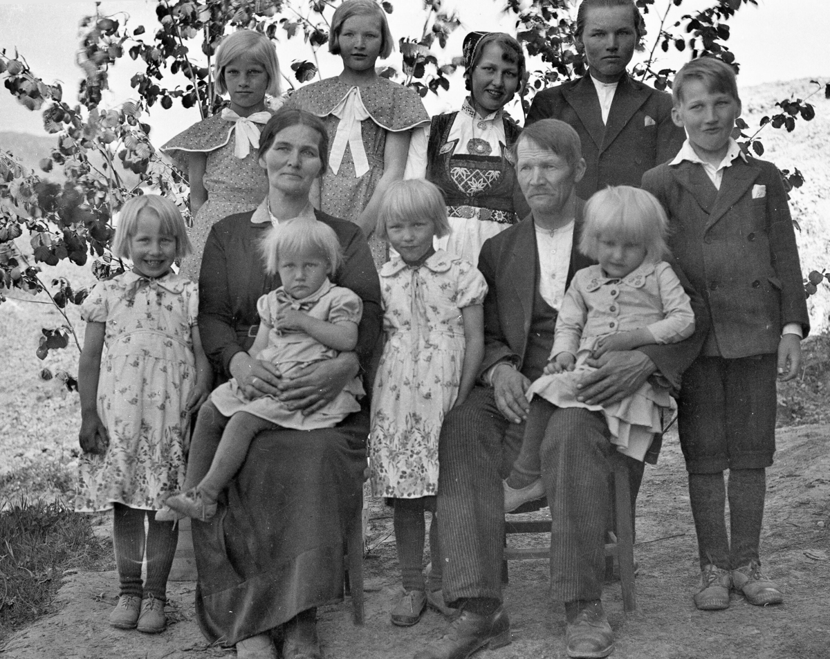 Ektepar Med Ni Barn Familiefoto Ute I Friluft Bø Museum