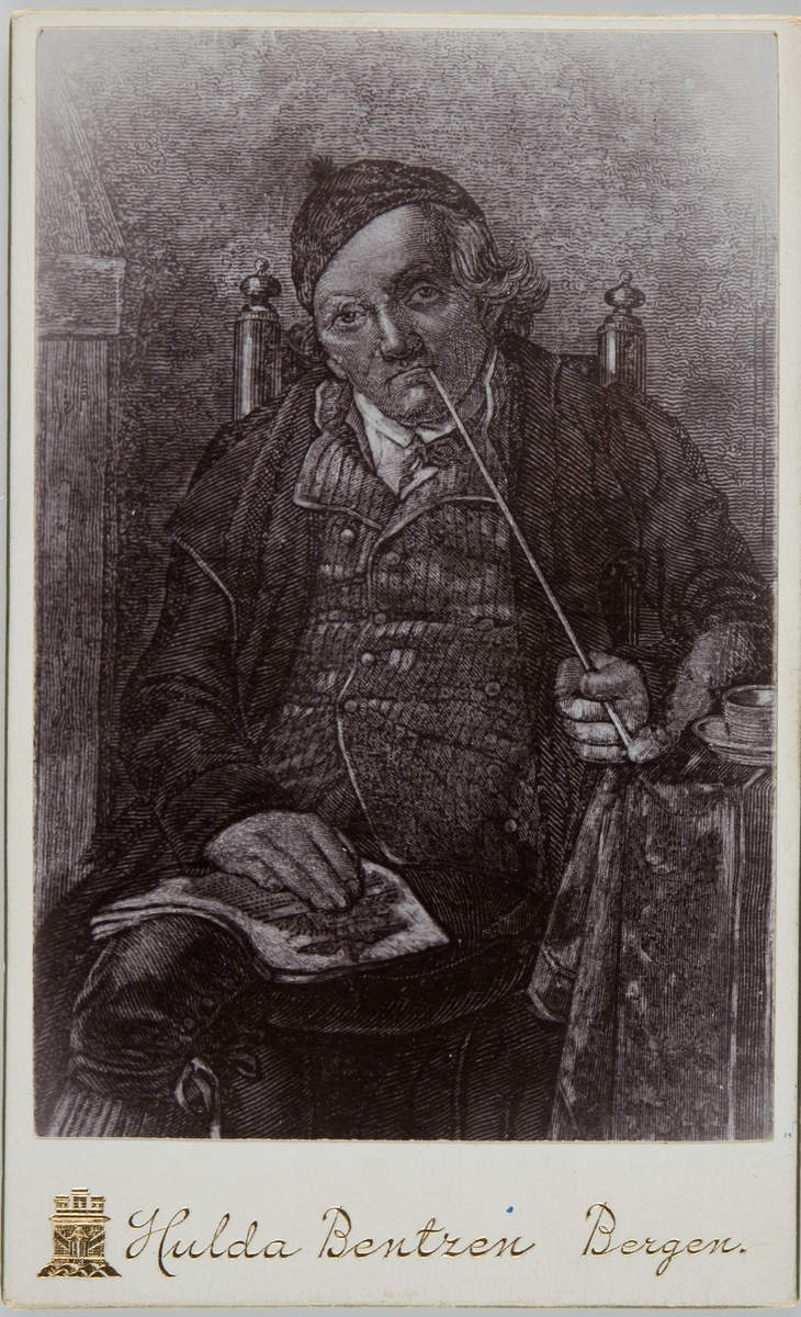 Fotografi av tegning. Mann sittende i stol røyker langpipe med avis på fanget.