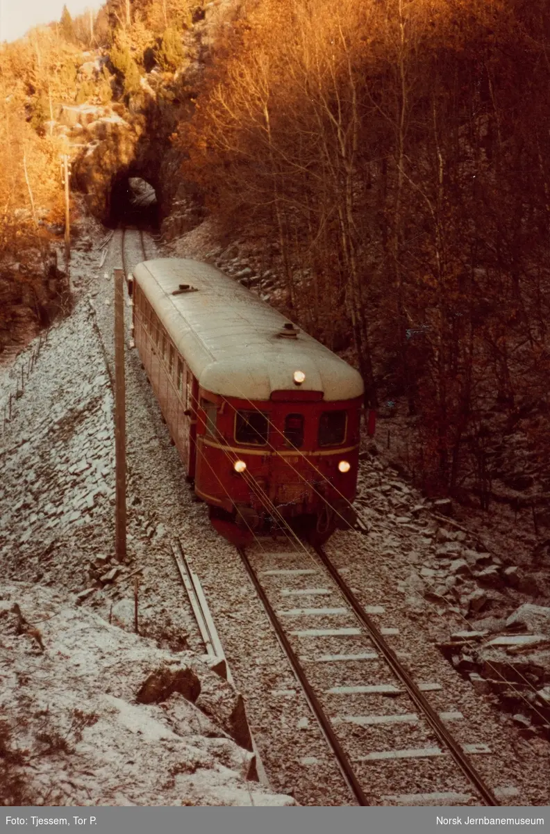 Dieselmotorvogn BM 91 10 med persontog fra Sira til Flekkefjord ved Eie tunnel, like nord for Flikkeid holdeplass på Flekkefjordbanen