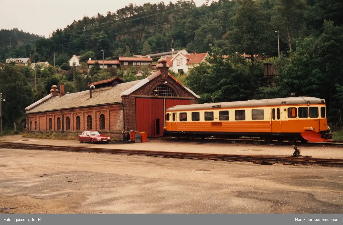 Dieselmotorvogn BM 89 01 utenfor lokomotivstallen på Flekkefjord stasjon