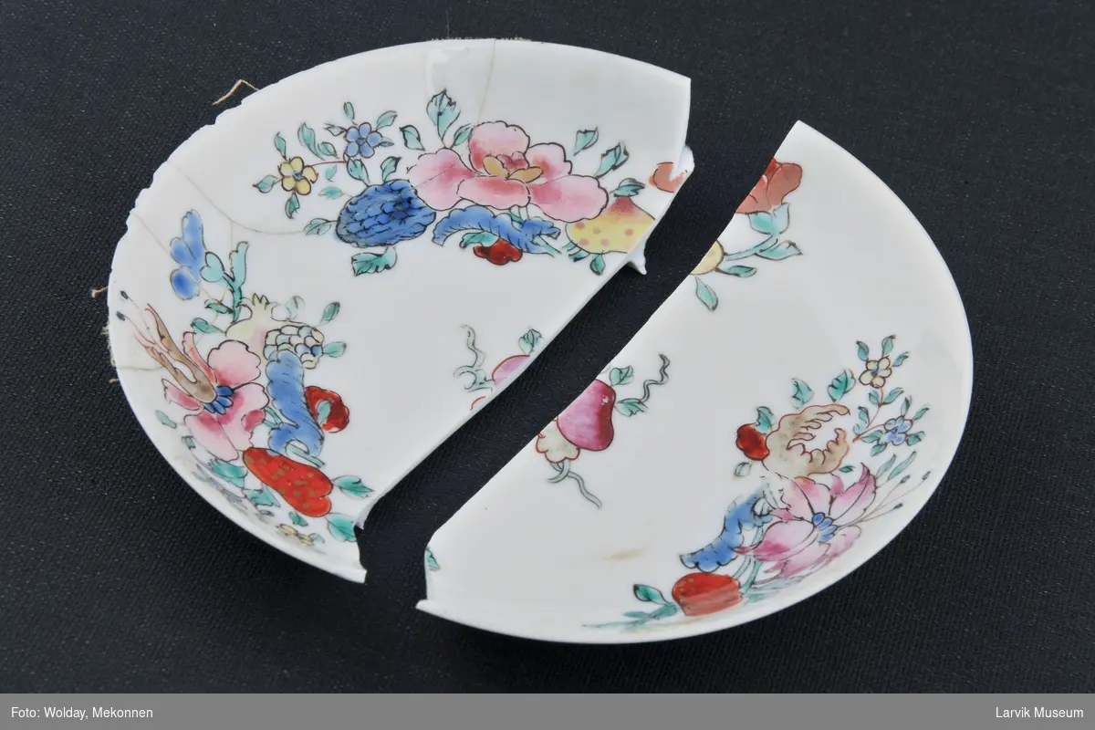 Form: kinesiske blomstermotiver i pastellfarver på hvit bunn,svært tynt porselen, oppheng i ståltråd m/heftplaster (?) fra baksiden. 2 deler
