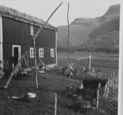 Gårdstunet og fjøsen på gården til Joakim B. Antonsen på Myk