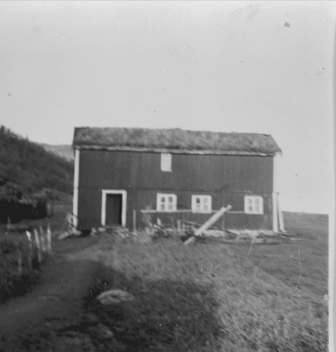 Fjøsen på gården til Joakim B. Antonsen på Myklevoll.