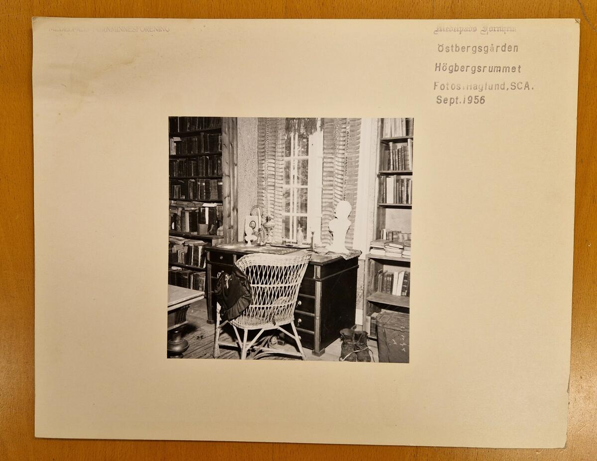 Arkivkartong.
1. Katalog No 250 A/B B.A. Hjorth &Co. 28 sidor. Gåva av AB Fröberg & Sjöberg Sundsvall 3/7 1963. Tryckår 1912.
2. Information om bagarskrået.
3. Information: "All åverkan af egendom o.s.v." Sundsvall den 1 maj 1914.
4. Plakat om planteringarne.
5. Fotografi av Östbergsgården. Högbergsrummet. Fotos: Haglund SCA sept. 1956.
6. Dito.
7. Dito.
8. Dito. 
9. Dito. 
10. Olof Högbergs arbetsrum i Finnkyrka.
11.Finnkyrka, Njurunda. Fotograf: Conny Grees, Bunsta. 
12. Förstoring av fotografi. Se MFF 12033 + MFF12034.
13. Kuvert innehållande: "Olof Högberg Torsåkersbygdens Förtider."
14. Fotografi av okänt teatersällskap.
15. Fotografi av tre okända skådespelare.
16. Fyrsidig information om planhyfvel no 13.
17. Sex sidor om planhyvlar.
18. MFF5825.
19. MFF5824.
20. MFF5826.
21. MFF5823. 
