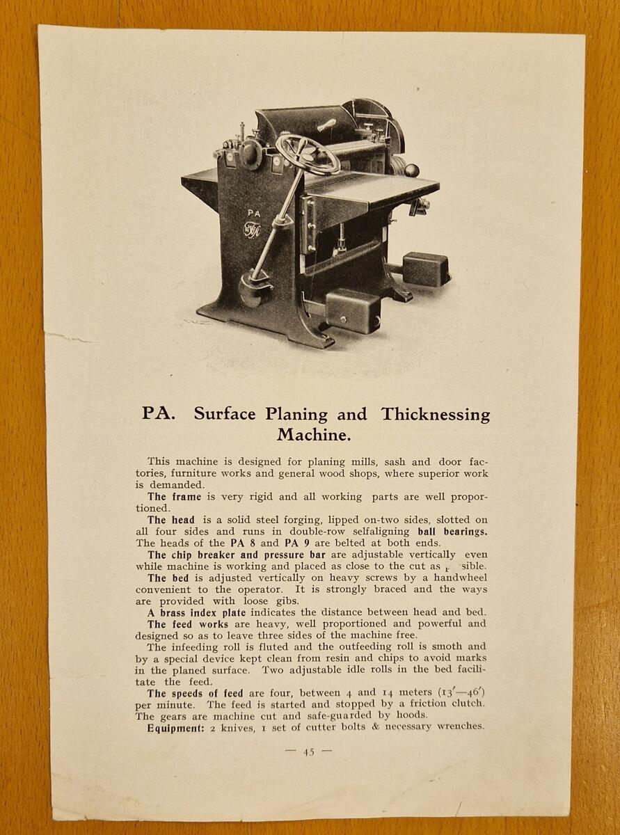 Arkivkartong.
1. Katalog No 250 A/B B.A. Hjorth &Co. 28 sidor. Gåva av AB Fröberg & Sjöberg Sundsvall 3/7 1963. Tryckår 1912.
2. Information om bagarskrået.
3. Information: "All åverkan af egendom o.s.v." Sundsvall den 1 maj 1914.
4. Plakat om planteringarne.
5. Fotografi av Östbergsgården. Högbergsrummet. Fotos: Haglund SCA sept. 1956.
6. Dito.
7. Dito.
8. Dito. 
9. Dito. 
10. Olof Högbergs arbetsrum i Finnkyrka.
11.Finnkyrka, Njurunda. Fotograf: Conny Grees, Bunsta. 
12. Förstoring av fotografi. Se MFF 12033 + MFF12034.
13. Kuvert innehållande: "Olof Högberg Torsåkersbygdens Förtider."
14. Fotografi av okänt teatersällskap.
15. Fotografi av tre okända skådespelare.
16. Fyrsidig information om planhyfvel no 13.
17. Sex sidor om planhyvlar.
18. MFF5825.
19. MFF5824.
20. MFF5826.
21. MFF5823. 
