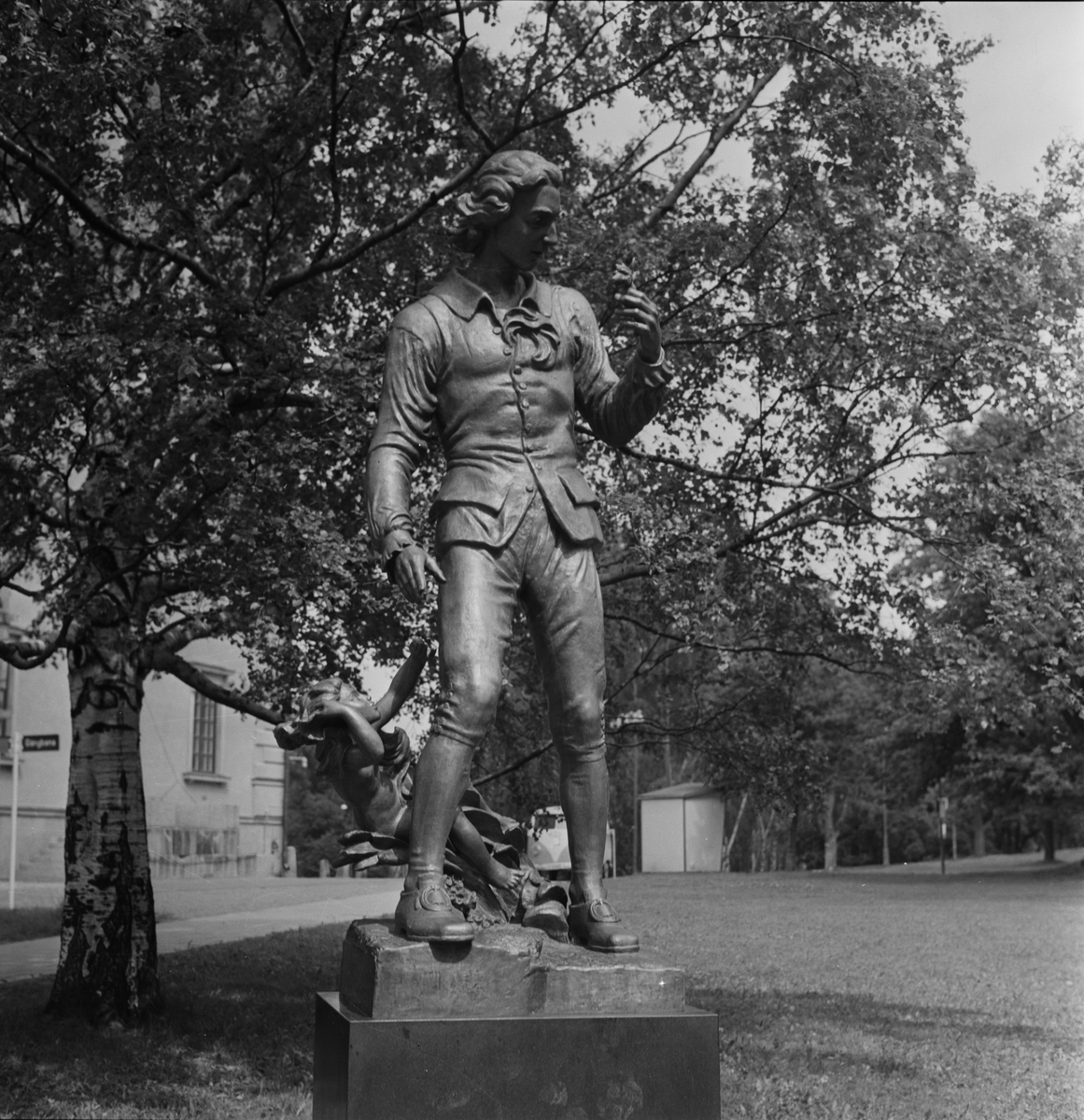 Staty av Carl von Linné skapad av Carl Eldh, Carolinaparken, Uppsala
