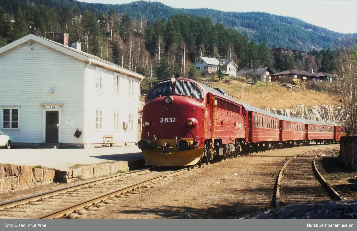 Diesellokomotiv Di 3 632 med persontog til Fagernes, tog 281, på Leira stasjon