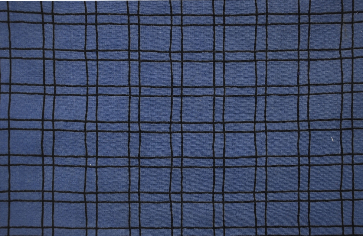 Bomullstyg, 1959.
Originalbredd 75 cm, tryckt mönster på kvalitet Stina.
Rutmönster på blå förfärgad vara med svart tryck.
Antal tryckfärger 1
Rapport 6,6 x 7,4 cm