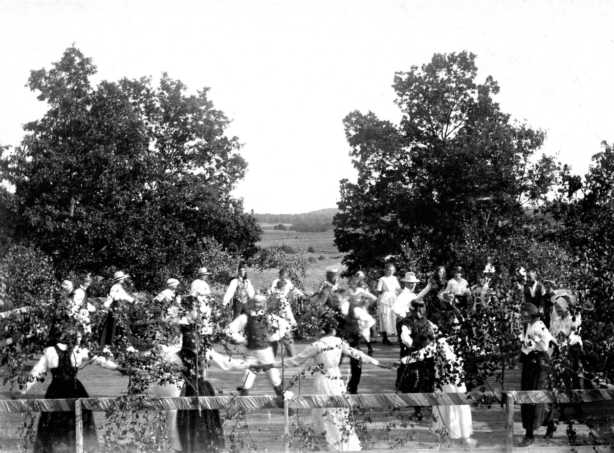 Varbergs Folklekare på på dansbana vid Bergsäter, troligen under 1920-talet.
