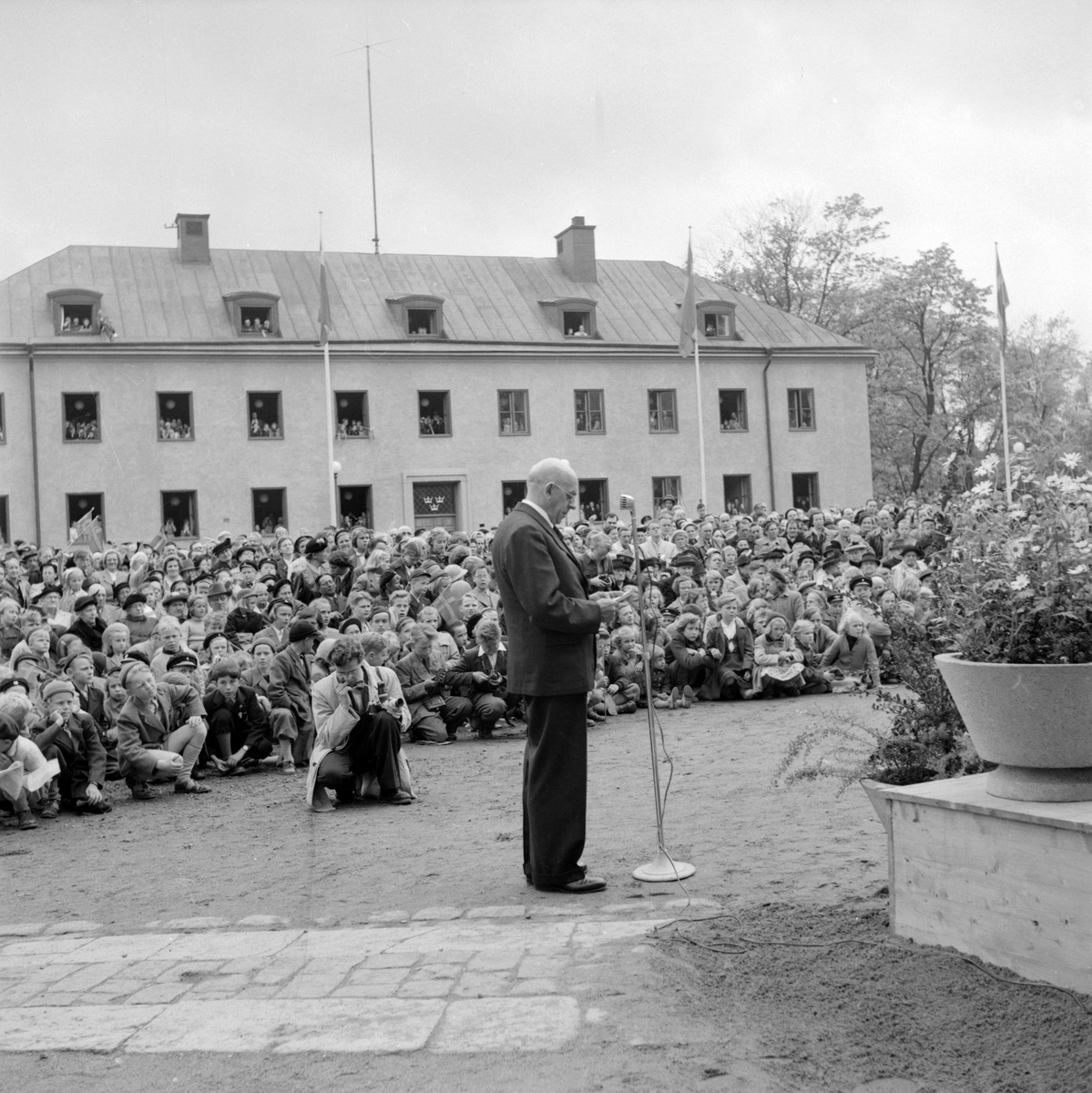 Tal på Borggården i Linköping i samband med kung Gustaf VI Adolfs Eriksgata 1953. Talaren har här tolkats vara stadsfullmäktiges ordförande, disponent Carl Johansson.