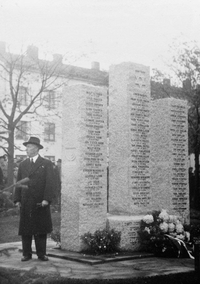 Bilder fra avdukingen av minnesmerket for jødiske krigsofre på Lademoen i 1947