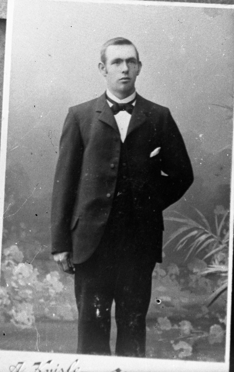 Avfotografering, portrett av mann.

Fotosamling etter fotograf og skogsarbeider Ole Romsdalen (f. 23.02.1893).