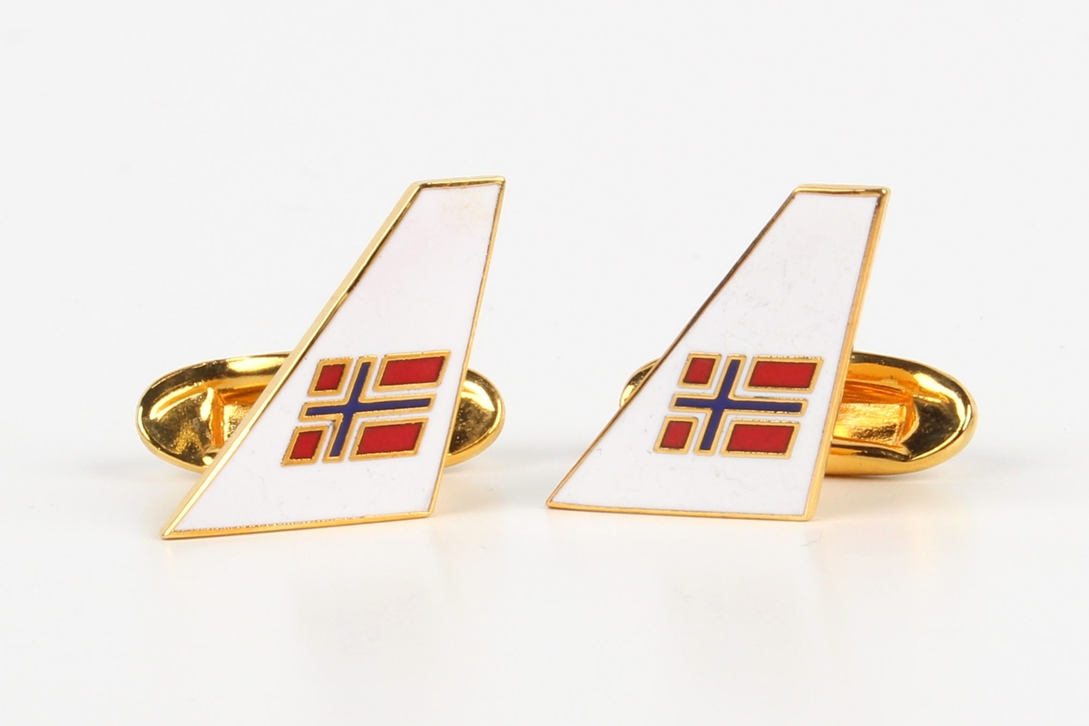 Et par mansjettknapper formet som halevinge til Braathens-fly, dekorert med norsk flagg.