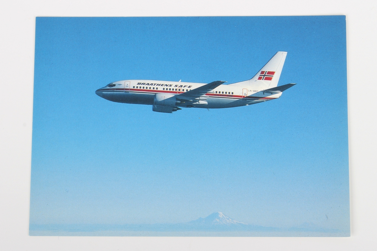 Postkort fra Braathens. Motivet viser et fly i luften, mot en blå himmel.