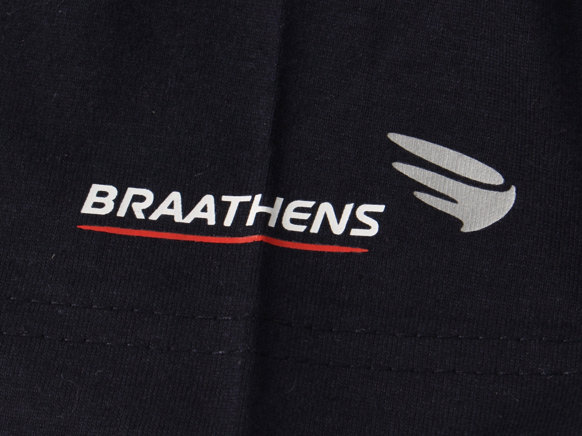 Mørk blå t-skjorte med rund hals. Braathens vinge-logo på venstre erme. Størrelse L.