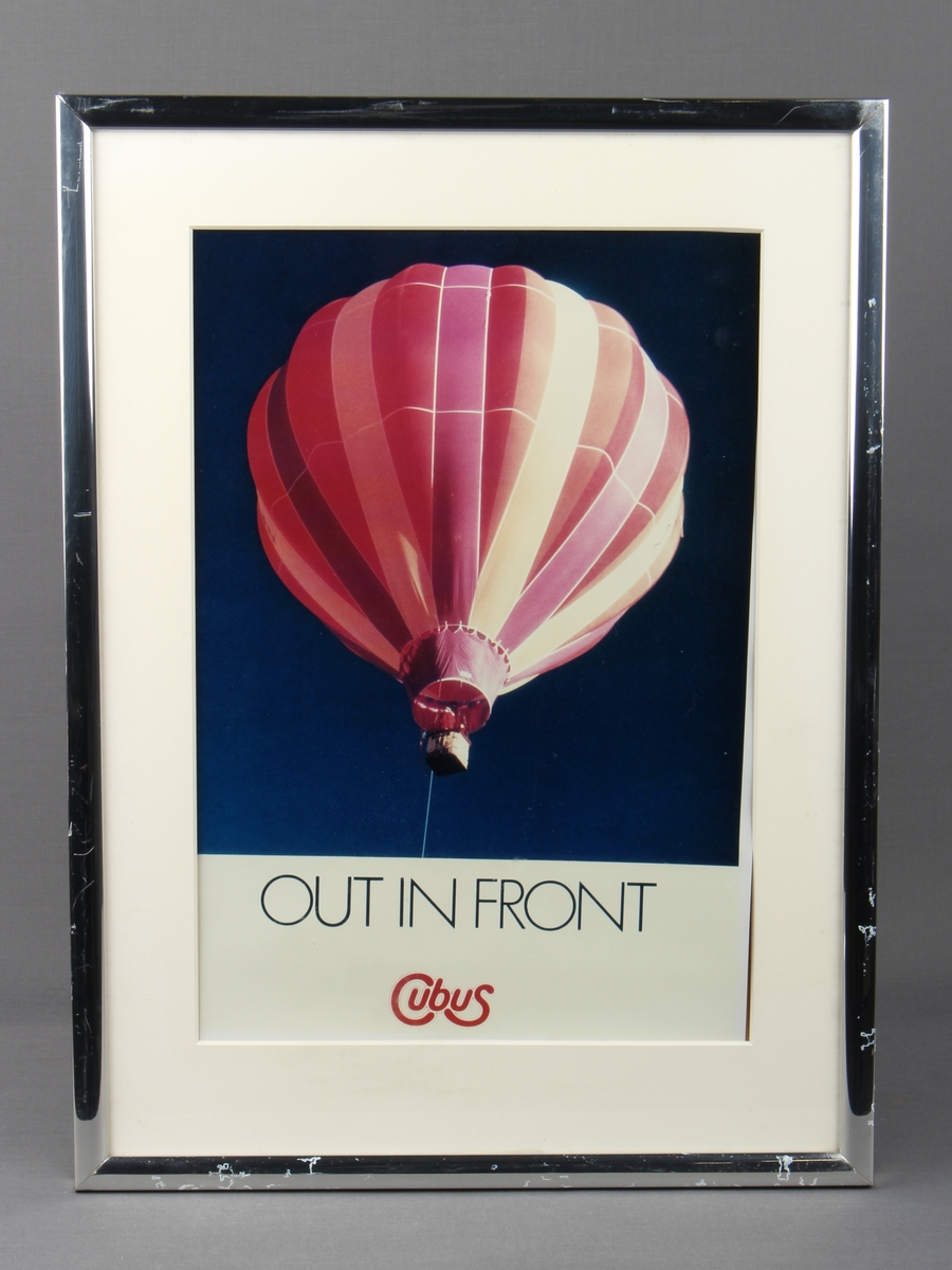 Reklameplakat for Cubus, i ramme. Motivet viser en rosa luftballong mot blå himmel.