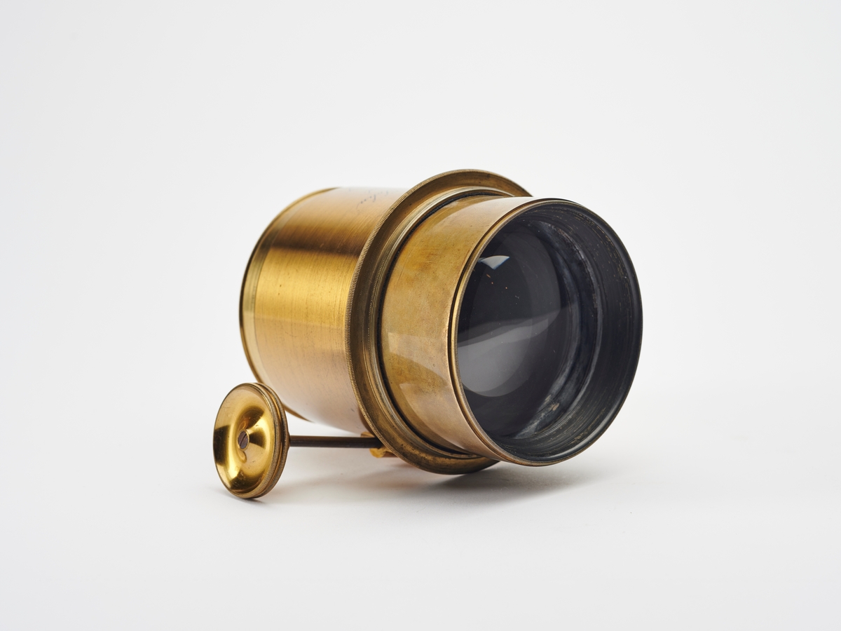 Objektiv produsert av Voigtländer & Sohn fra ukjent årstall. Firmaet produserte sine første objektiv allerede fra 1840.
