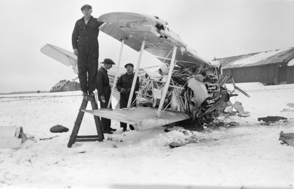 Arbete kring ett havererat flygplan J 6 på Centrala flygverkstäderna Malmslätt, 1931. Tre män i arbete. Vid Einar Lundborgs haveri vid en provflygning av flygplan Jaktfalken, J 6 nummer 206.