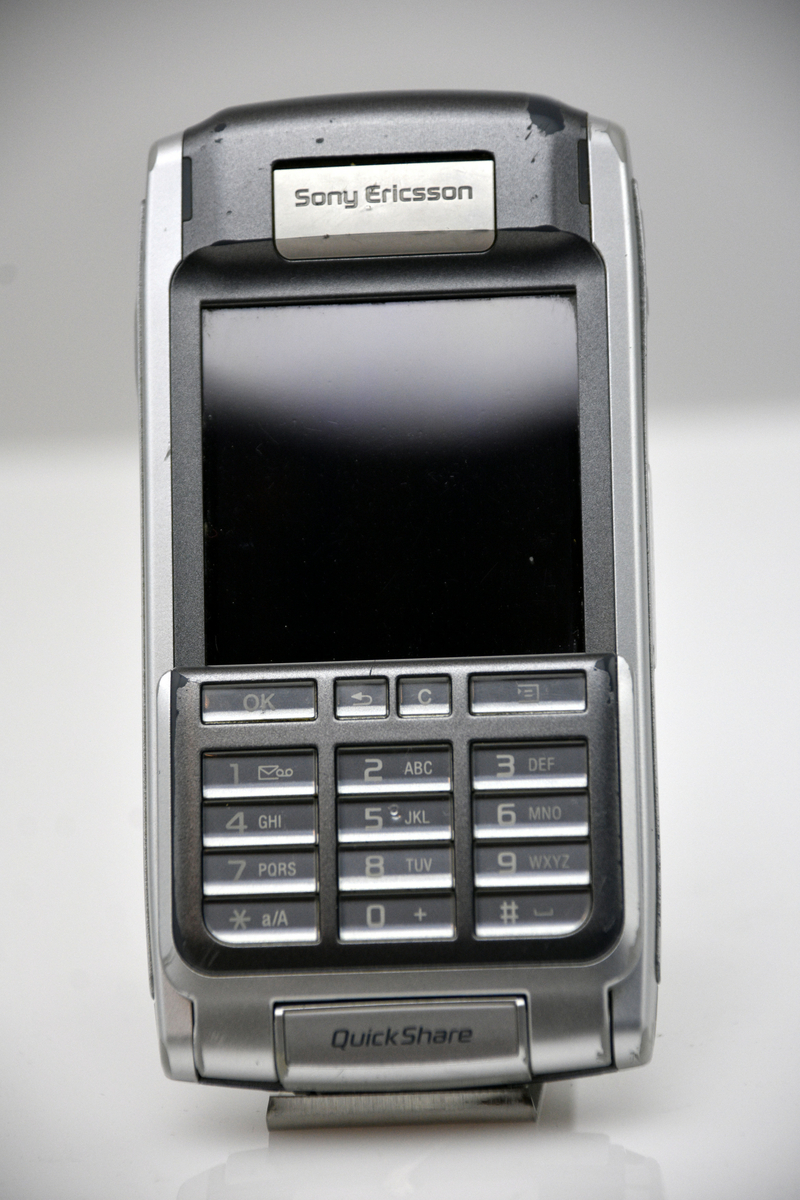 Mobiltelefon/smartphone för GSM med tryckkänslig färgskärm och inbyggt QWERTY-tangentbord.
Skärmen av typ TFT i storlek 1,9" med 208x320 pixlar visar 256 färger. Inbyggd kamera med VGA-upplösning, processor 32 bitars Philips Nexperia PNX4000 på 156 MHz och Symbian 7.0 operativsystem, internminne 64 MB. Plats för minne av typ Memory Stick Duo på upp till 2 GB (32 MB medföljde mobilen). Funktioner/program: WAP 2.0 browser för xHTML/HTML, MP4/MP3-spelare, textprediktion, kalender.
IMEI-nr 35423500-130089-0 