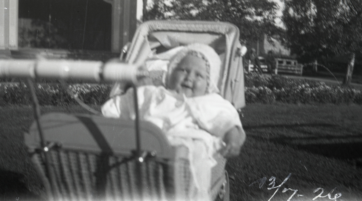 Tordis Terjesen som baby i barnevogn.  Ulike bilde av same motiv.