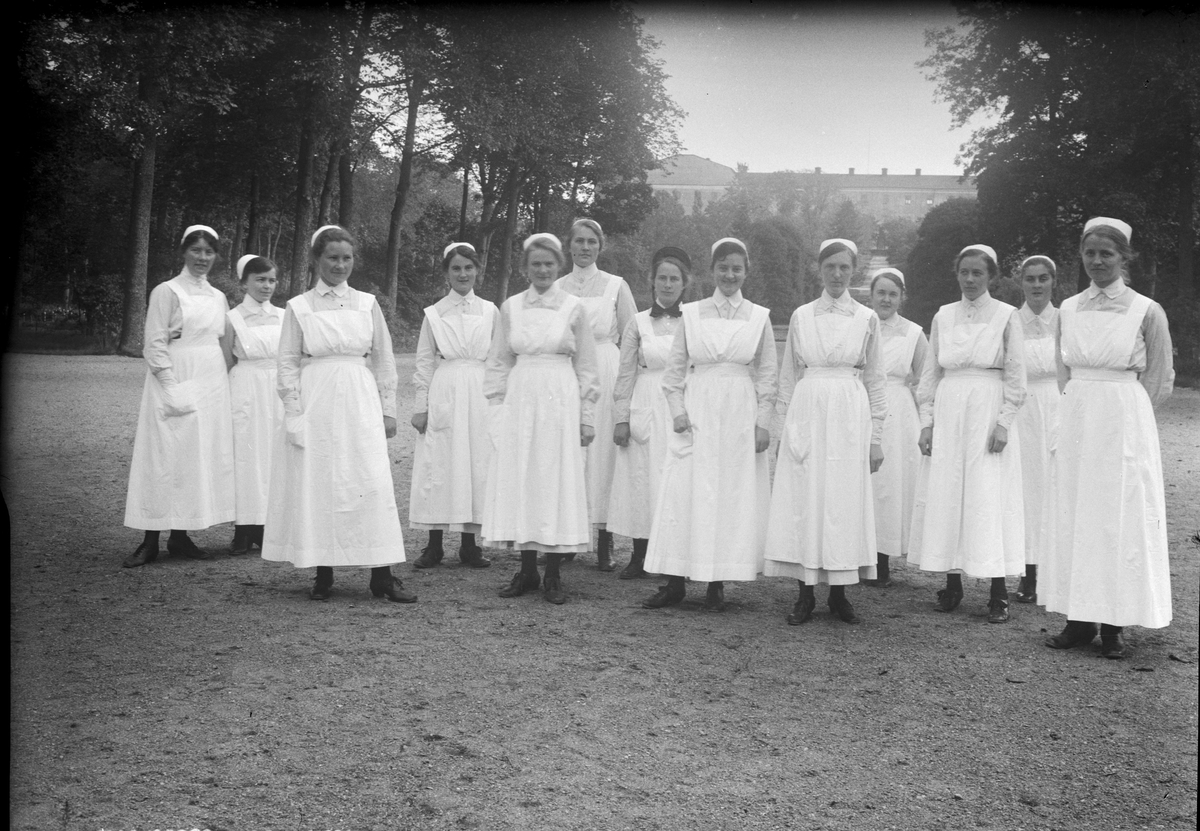 Kvinnor i sjukvårdsuniform, Botaniska trädgården, Uppsala 1921