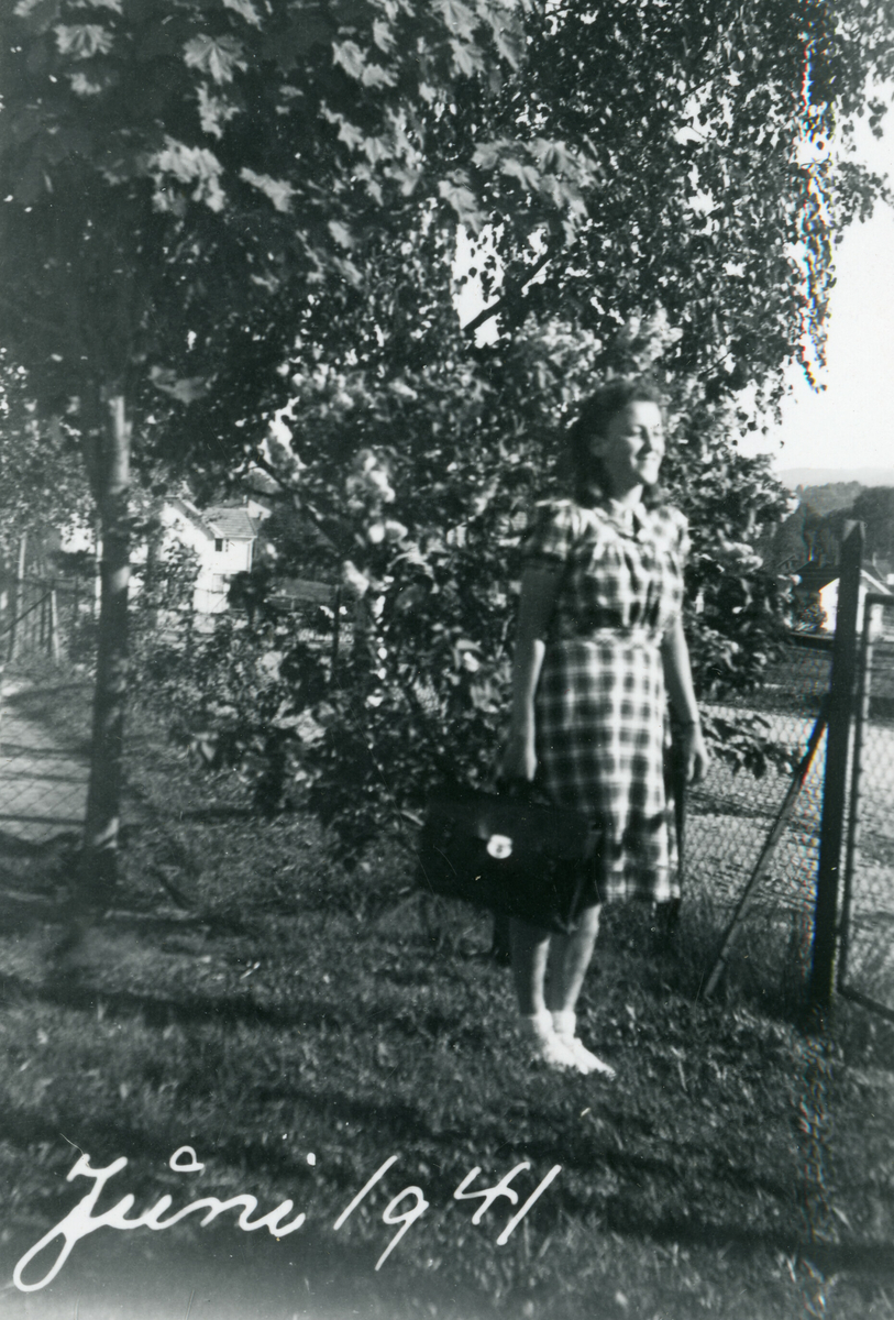 Fem ulike bilde av Tordis Terjesen som ungdom ute i hagen.  Fleire av bilda er tatt i 1941, då Tordis var 125 år gammal.