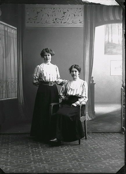 Ateljébild av två unga kvinnor, beställd av Hilda Abrahamsson Ljungby, Stum, Fräögården Gunnarp.