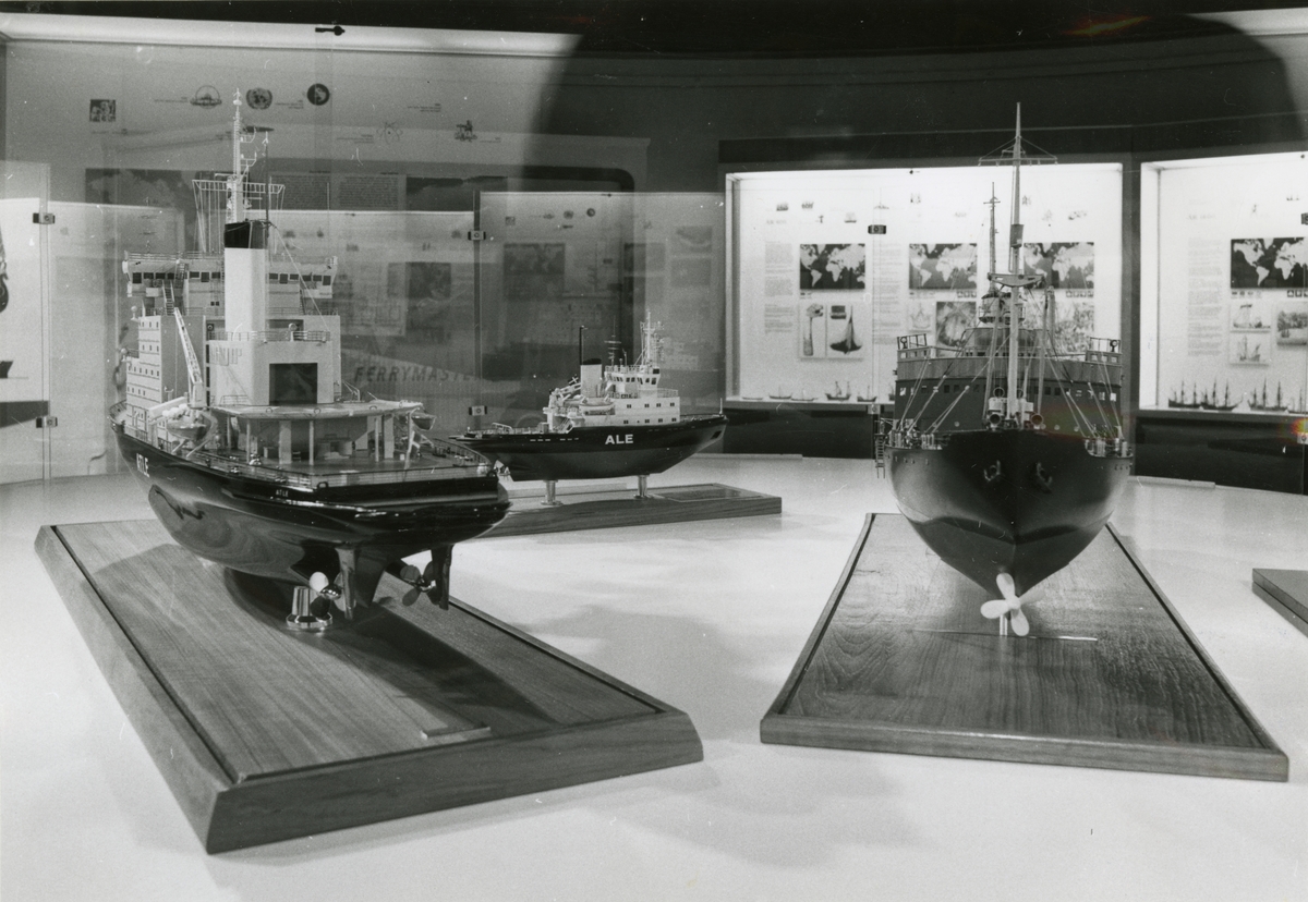Utställningen "Isbrytare". Fartygsmodeller av isbrytarna ALE, YMER och ATLE utställda i kupolrummet.
