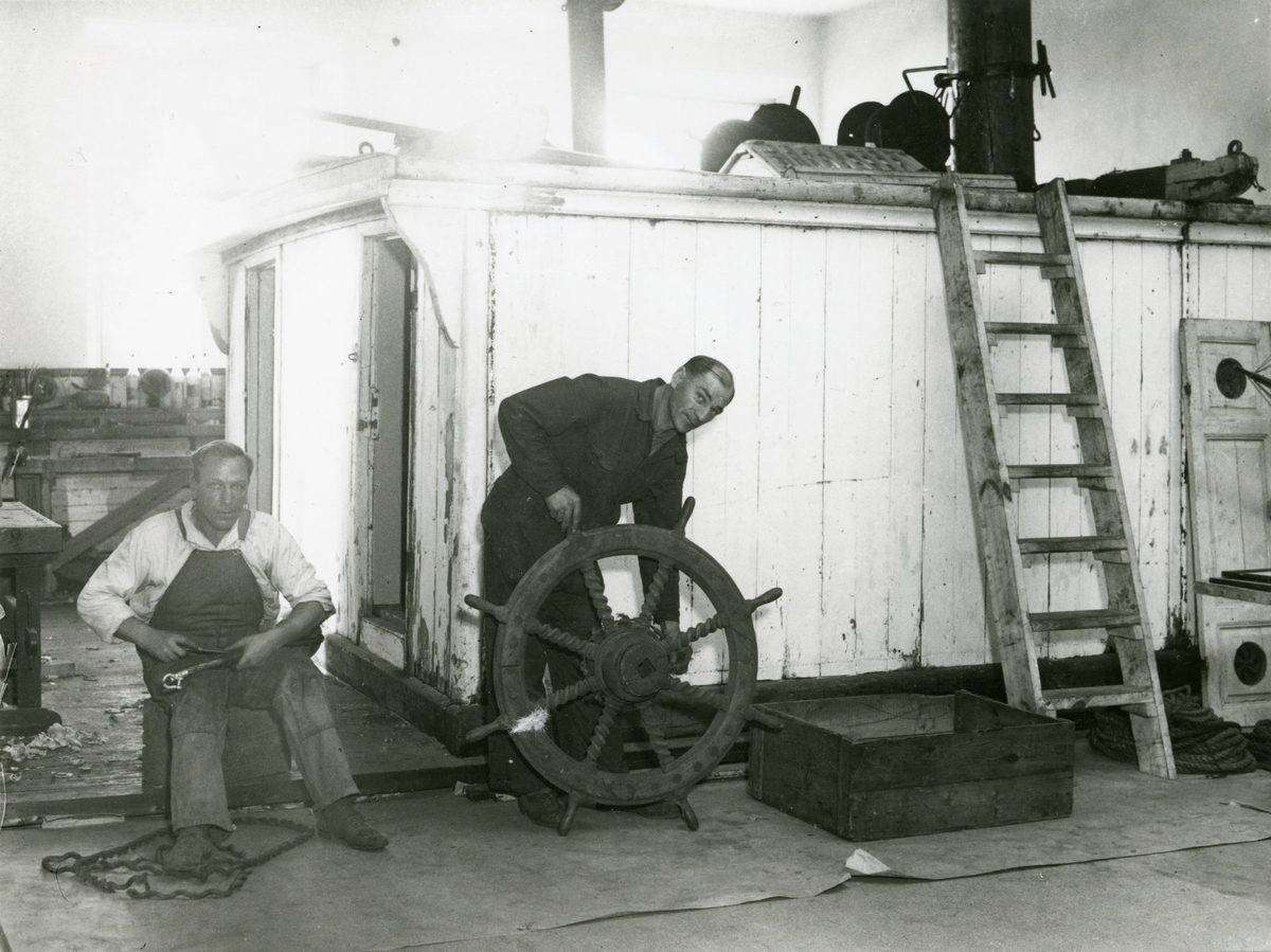 Samlingarna under uppordnande våren 1936. Utställningen i Sjöfartsavdelningen. Skornetskeppet HOPPETS skans monteras upp av museets personal.