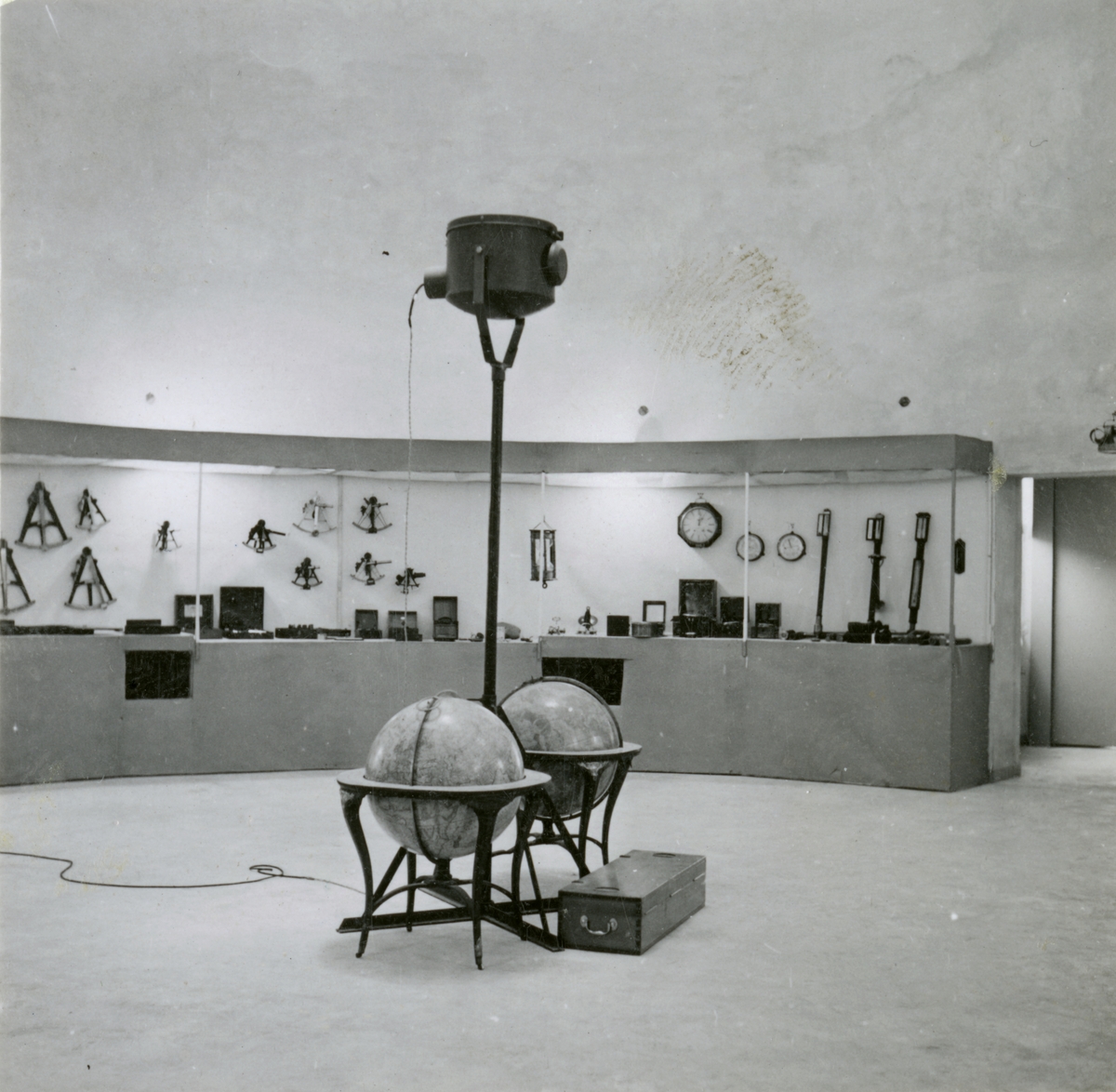 Samlingarna under uppordnade våren 1936. Utställningen i Sjöfartsavdelningen. Nautiska rummet växer fram.