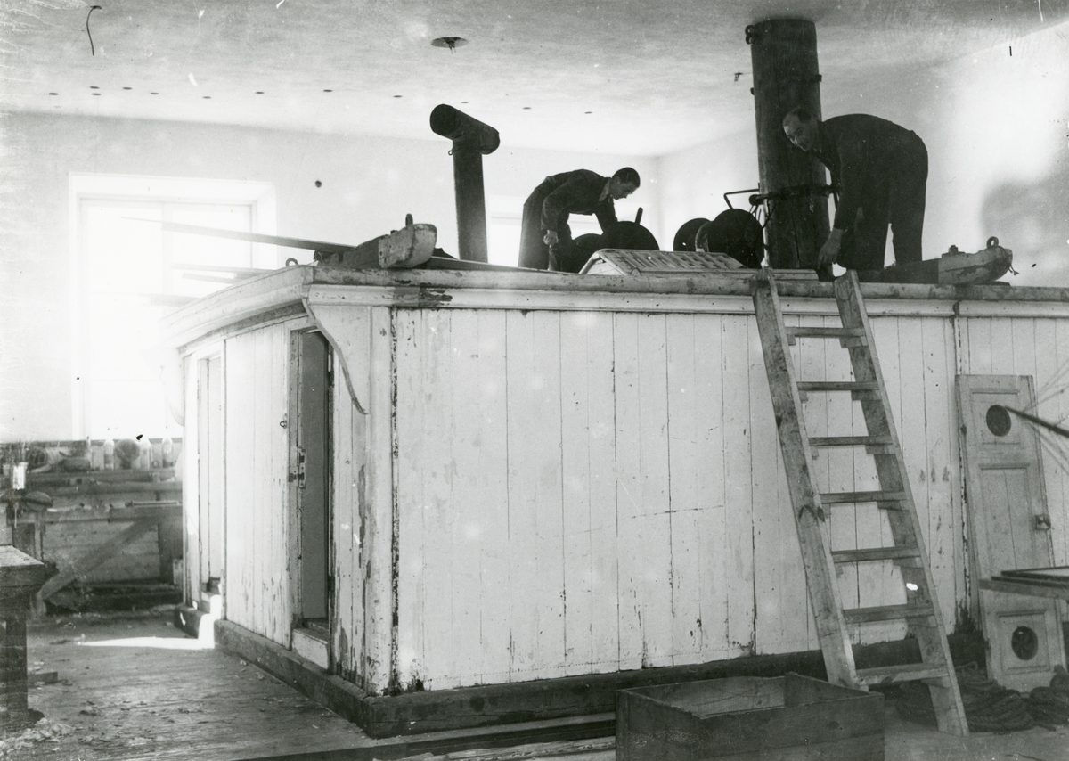 Samlingarna under uppordnade 1935. Utställningen i Sjöfartsavdelningen. Skansen från skonertskeppet HOPPET monteras upp av museets personal.