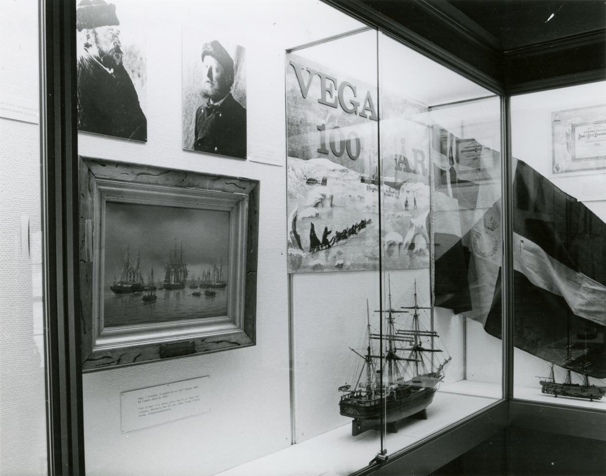 Utställningen Vega 100 år. Del av utställningen i trappmonter men föremål kopplade till Vega-expeditionen.