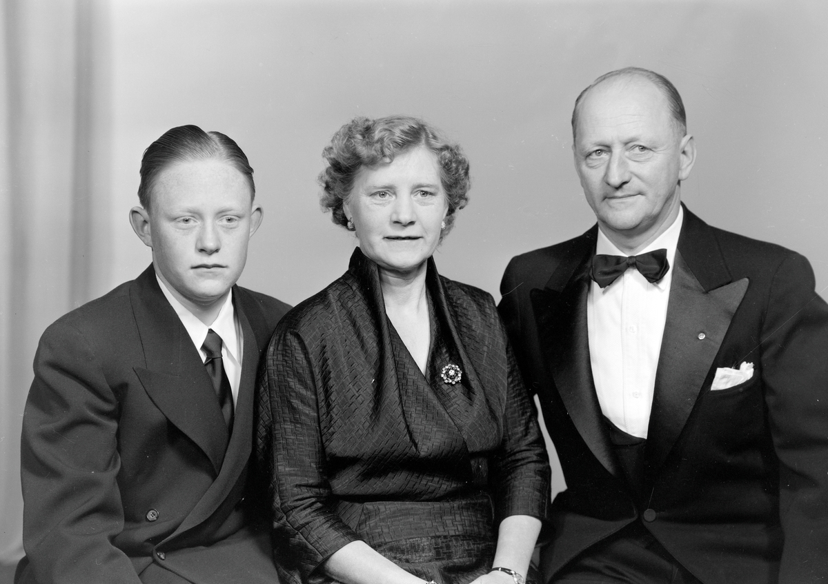 Familien Osvald Holmen med konfirmant Per Holmen.
