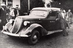 Sjåfør Johan Nondal ved sidan av 1935 modell Nash bil utanfo