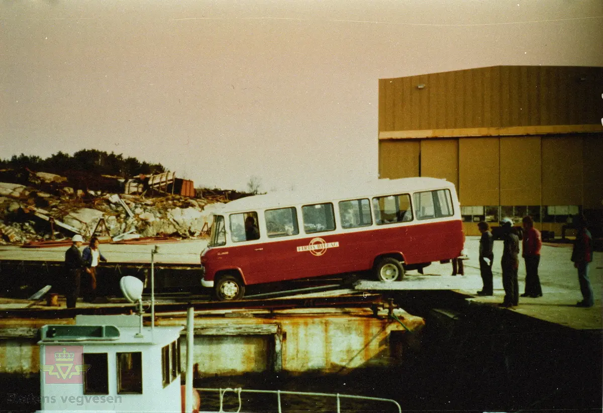 To bilete som viser ein skulebuss frå Firda Billag køyrer ombord ein flåte i Florø for å verta slept over til øya Askrova.