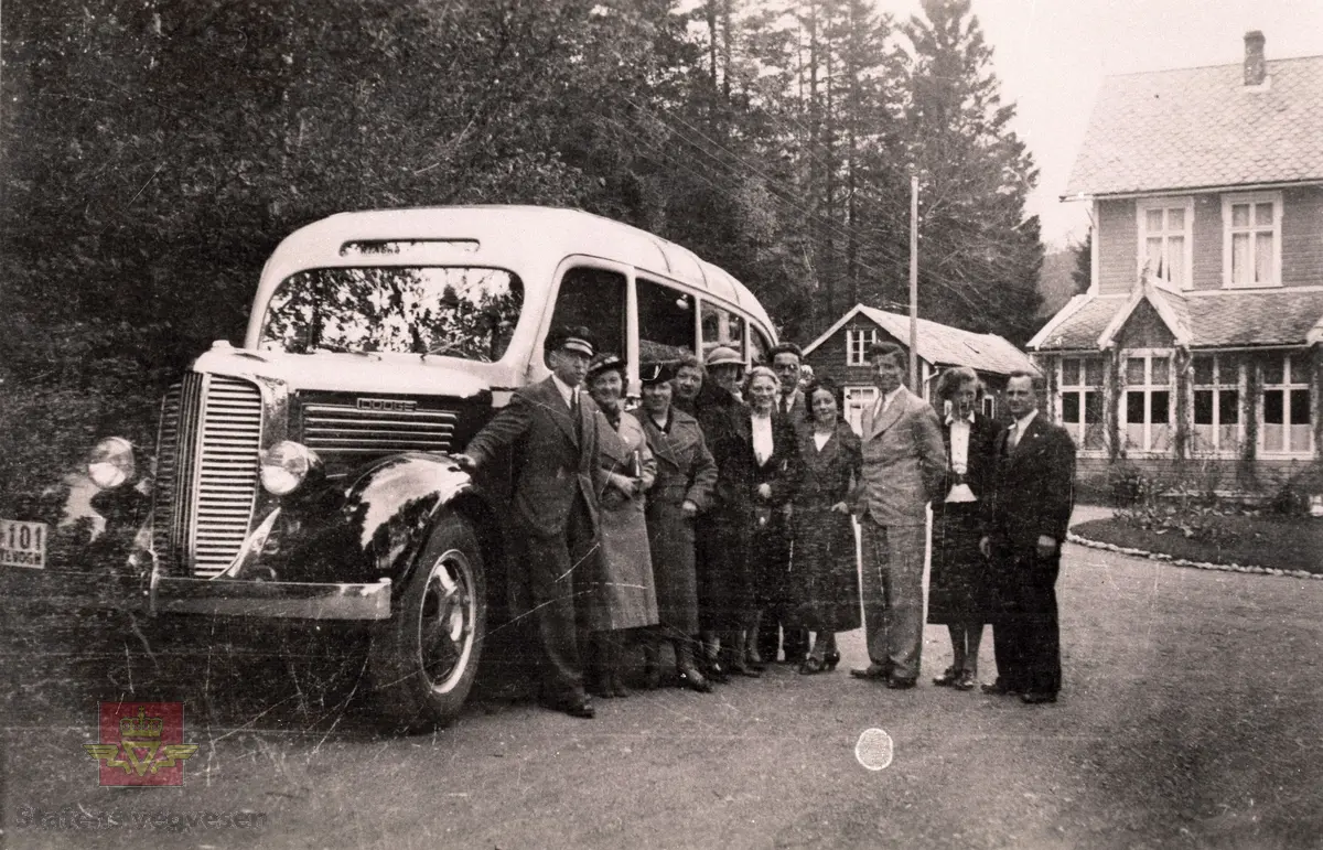 7 damer og 3 herrar på utfart på ukjend stad med flunkande ny Dodge rutevogn med kjenneteikn S-101. Dodgen er årsmodell 1937-38.

Sjåfør er disponent Bjarne Drægni i Sogn Billag L/L, Sogndal. Dei andre på bilete er ukjende.