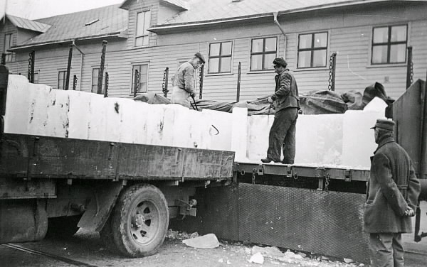 Lastning från järnvägsvagn till lastbil eller tvärtom. Uppgifter saknas. Tillhör samlingen med fotokopior från Hallands Nyheter som är från 1930-1940-talen.