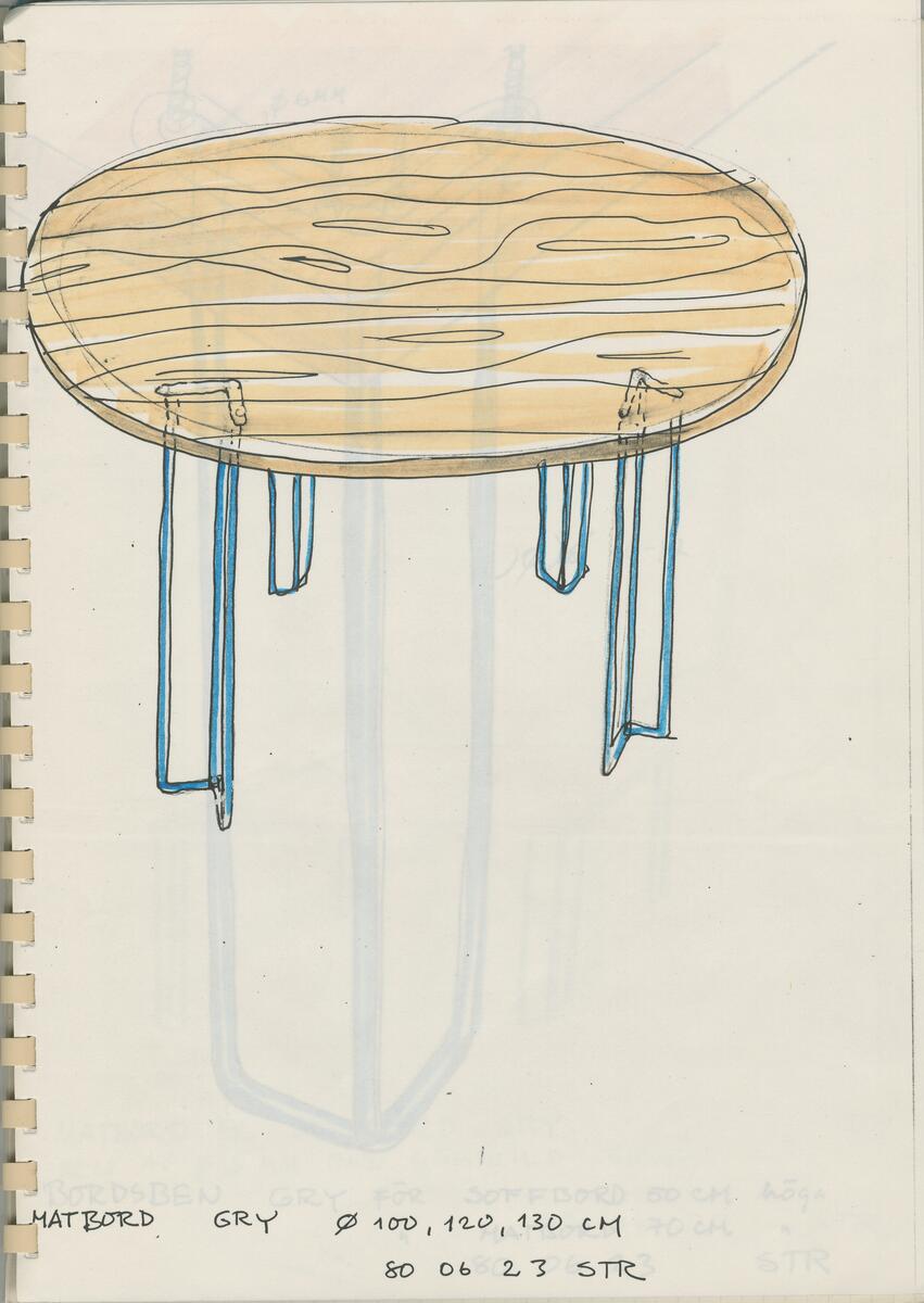 Skisser till stolar och cafébord med stomme i stålrör. Möblerna visas ur olika perspektiv med förklarande noteringar. Även referensmaterial i form av ett spiralbundet kompendium i A4-format med skisser till möbler i samma serie, samt förklarande texter.