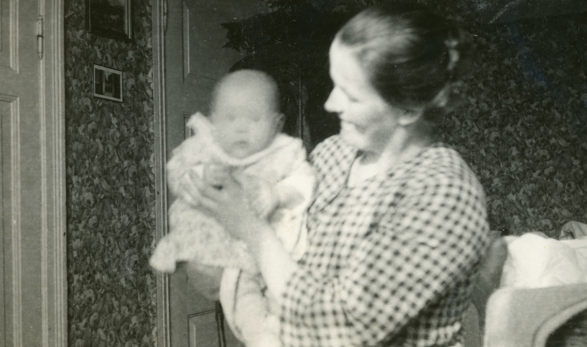 Ulike bilde av Astrid Margrethe Terjesen med dotter Tordis.  Alle bilda er frå Tordis var spebarn og lita jente.  