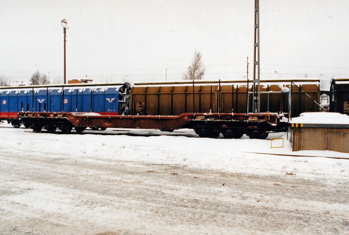 Järnvägsvagnar för lastning av stridsfordon. Flakvagn Samp-v. Specialvagn för transport av tyngre gods upp till 71 ton.