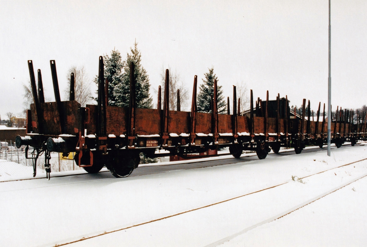 Järnvägsvagnar för lastning av stridsfordon. Flakvagn Os. Flakvagn med fällbara lämmar för transport av gods upp till 26 ton.