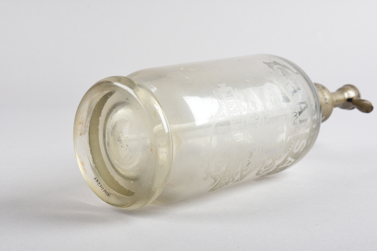 Ølflaske av glas med metalltopp for skjenking. Frå Hansa Bryggerier.
